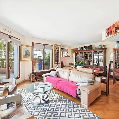 Veeve - Blossoming Balcony Apartment Paris